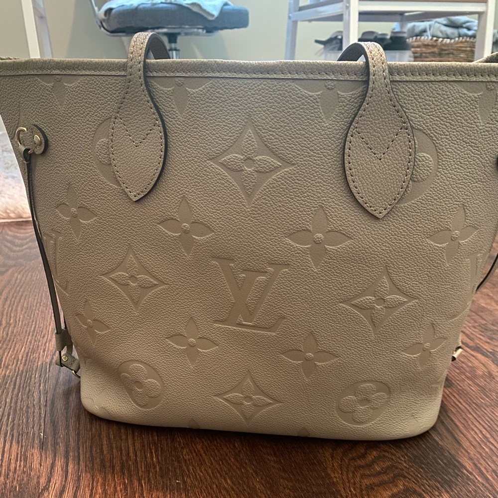 Authentic Louis Vuitton neverfull used maybe 5 times. Selling my home so purging